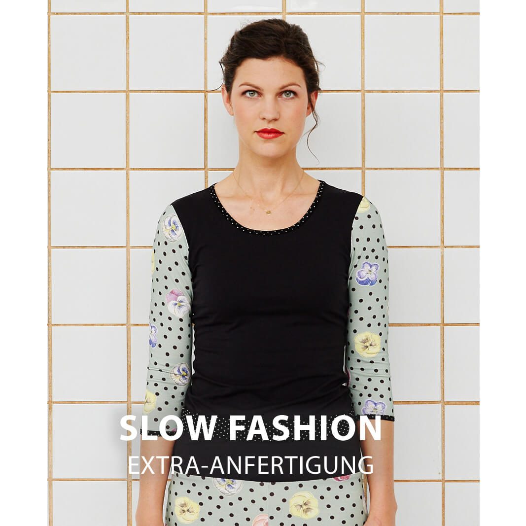 Shirt Dreiviertelarm Schwarz Lindgrün mit Stiefmütterchen Punkten und Rundhals Shirt Dreiviertelarm Schwarz Lindgrün mit Stiefmütterchen Punkten und Rundhals