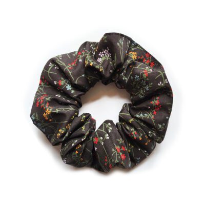 Scrunchie mit kleinen Blümchen wie auf einer Alpenwiese