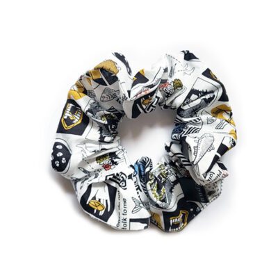 Scrunchie mit Comiczeichnungen und Schrift auf weissem Grund