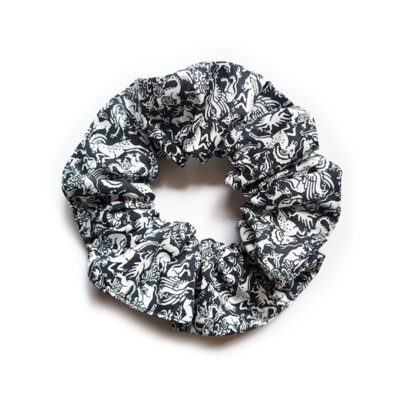 Scrunchie mit kleinen Fabelwesen in weiss auf schwarzem Grund