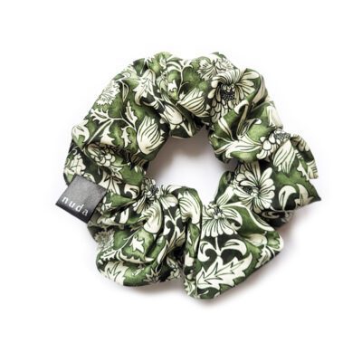 Scrunchie mit floralem Muster in Grün und Weiss