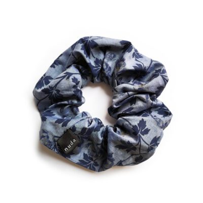Scrunchie aus leichtem Jeansstoff, mit blauen Blumen bedruckt
