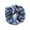 Scrunchie mit weissen Blumen auf blauem Grund