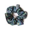 Scrunchie mit Druck von Pfauenfedern in blau und grün