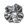 Scrunchie mit Schmetterlingen auf Weiss und Blau