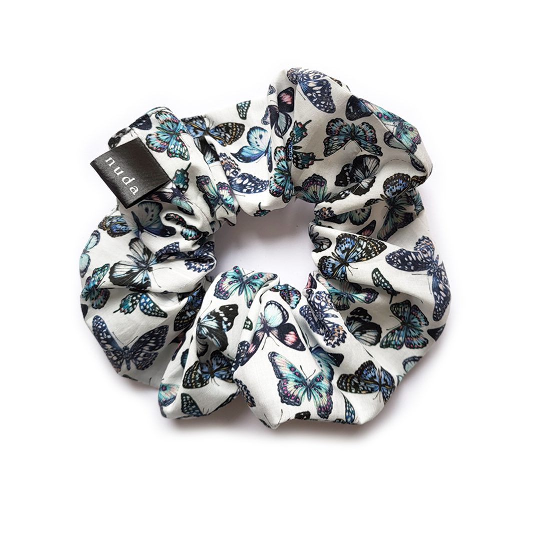 Scrunchie Schmetterlinge Scrunchie mit Schmetterlingen auf Weiss und Blau