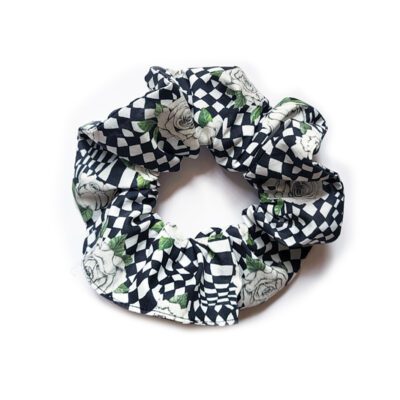 Scrunchie mit weissen Rosen auf Schachbrettmuster