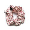 Scrunchie mit grafischen Blumen in weiss rot